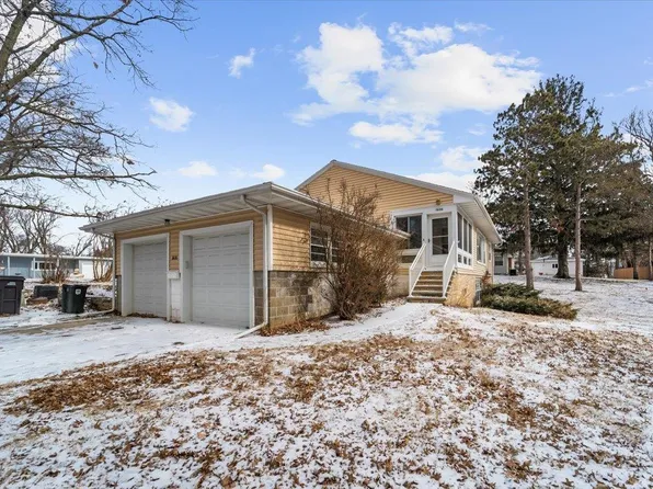 1606 Columbia Dr, Cedar Falls, IA 50613