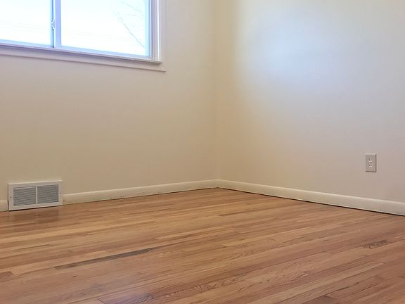 3rd image of 15138 Mulberry St