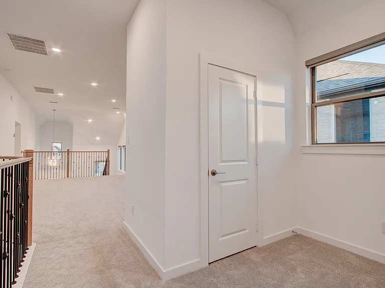 724 Kendall Ln — Photo 10