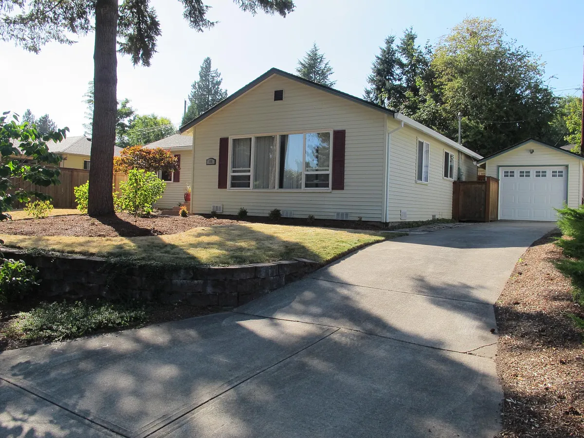 Building Photo - 85 SW Williams Dr
