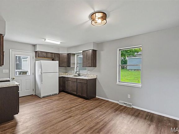 3rd image of 901 Morgan St