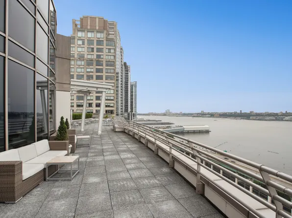 120 Riverside Boulevard image 23 of 24