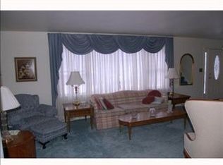 116 Country Ln, Pittsburgh, PA