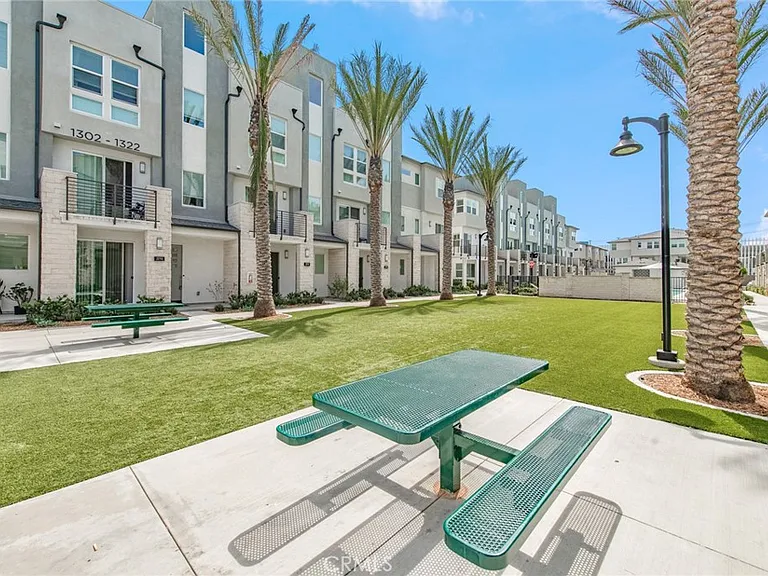 1515 W Bushell St — Photo 32