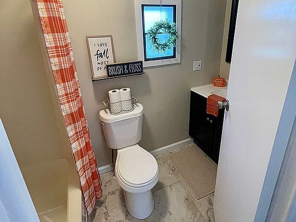 3rd image of 102 Burgundy Cir