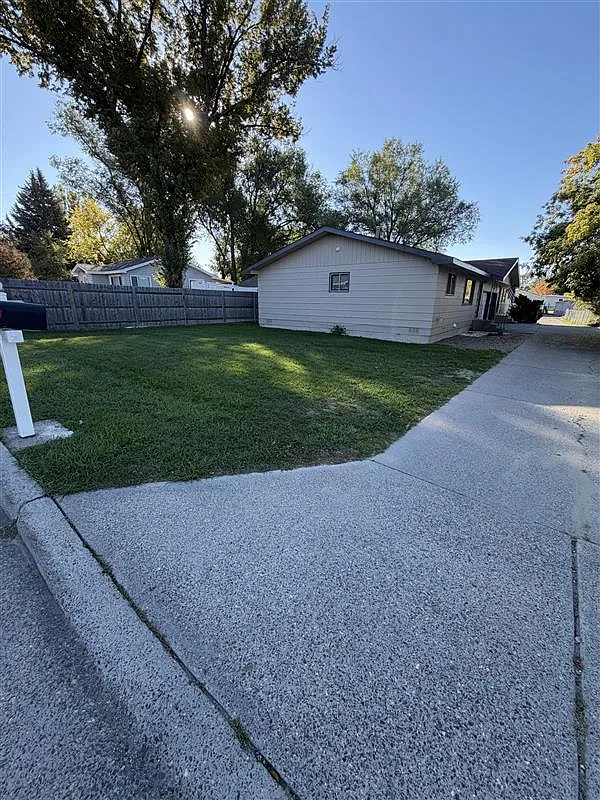 2 bed, 1.0 bath, 1032 sqft, $1,395 — Photo 2