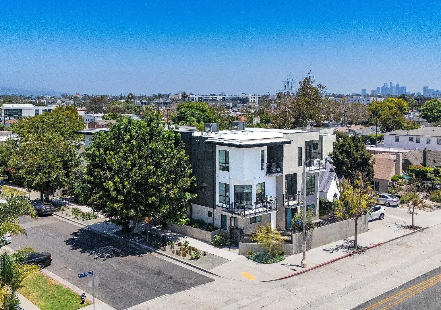 Modern 1BD & 4BD Residences in Trendy West Adams — Photo 2
