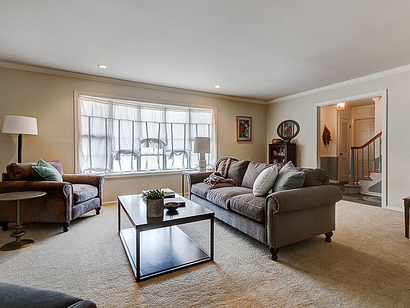 4th image of 617 Garrett Dr