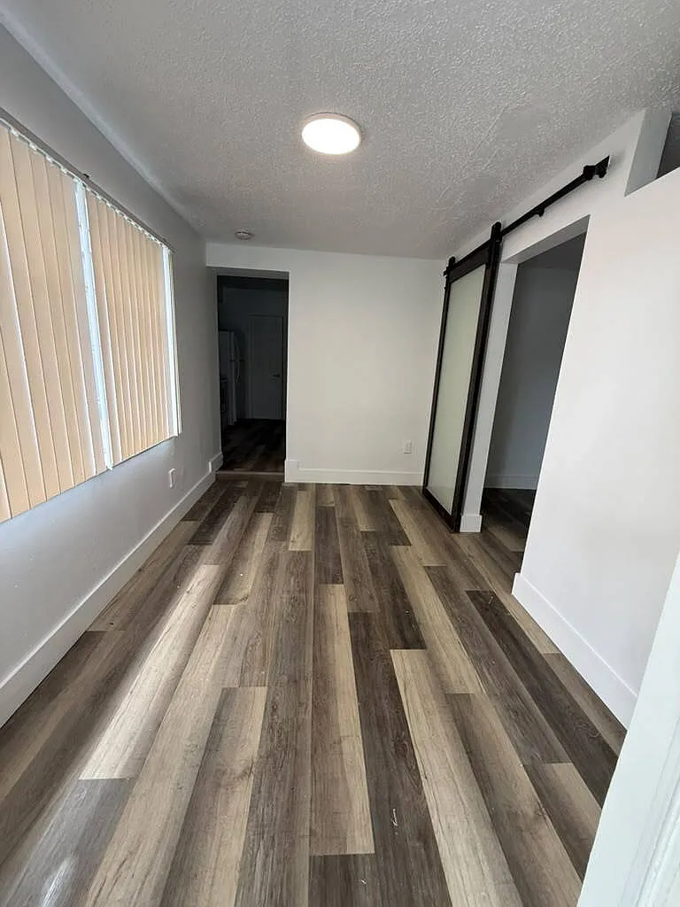 Affordable 2-Bedroom Apartment Near Downtown Hollywood & Beach — Photo 4