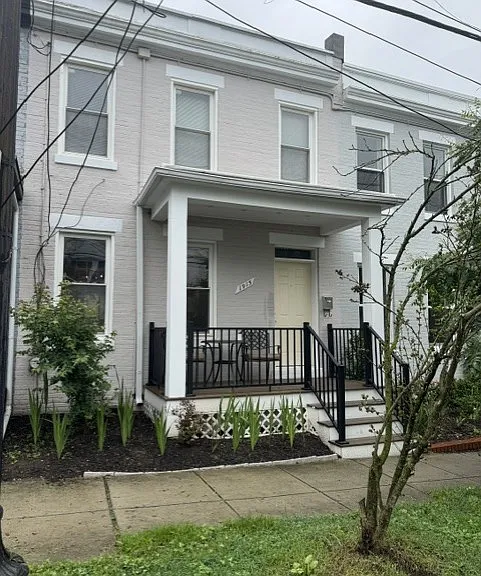 1915 35th Pl NW — Photo 1