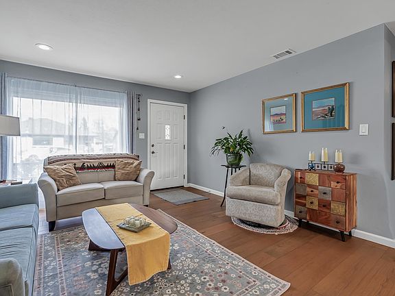 4th image of 851 Knapp St
