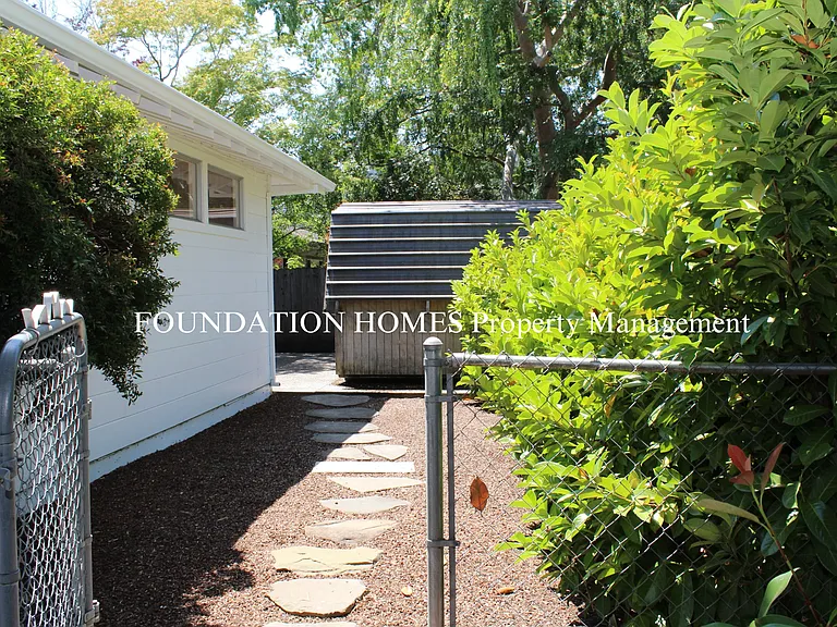 33 College Ct — Photo 23