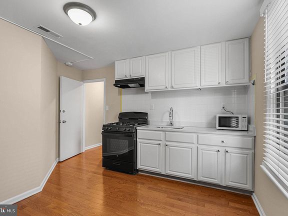 3rd image of 2319 Walnut St #2