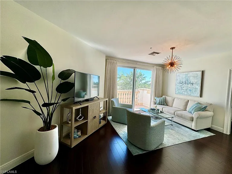 365 5th Ave S #303 — Photo 3