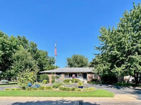 2002 Mound St, Winfield, KS 67156