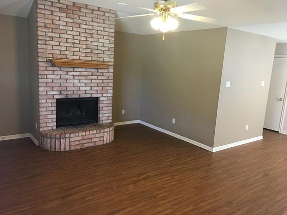 3rd image of 914 Parkview Cir