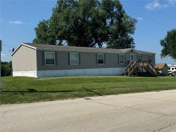 102 Spring St, Prairieburg, IA 52219