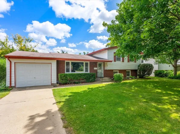 229 Evergreen Pkwy, Crystal Lake, IL 60014