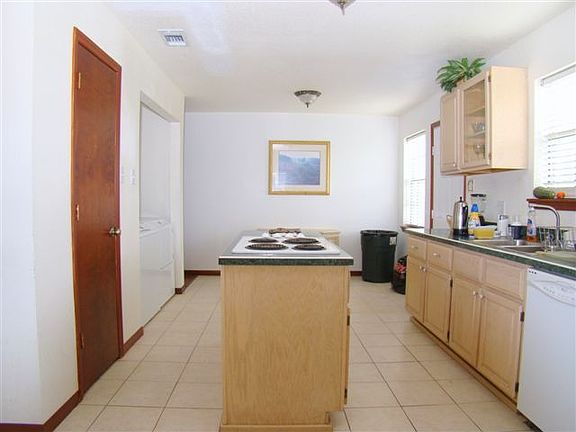 Kitchen w/island cooktop!