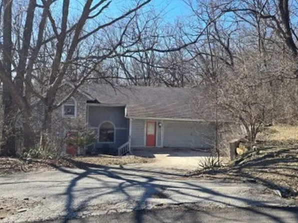 7610 NW Paradise Ln, Kansas City, MO 64152