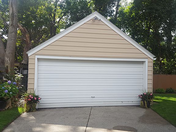 2nd image of 1104 Beechwood St NE