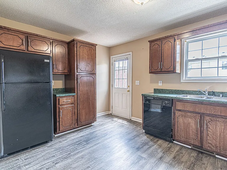 824 Flyer Ct — Photo 5