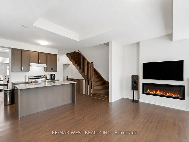 55 Holyrood Cres — Photo 8