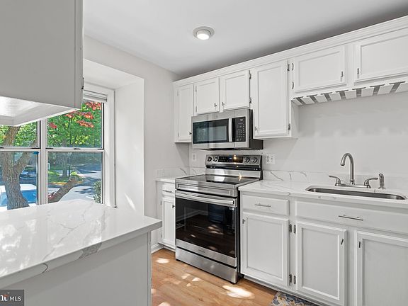 3rd image of 5904 Saint Giles Way