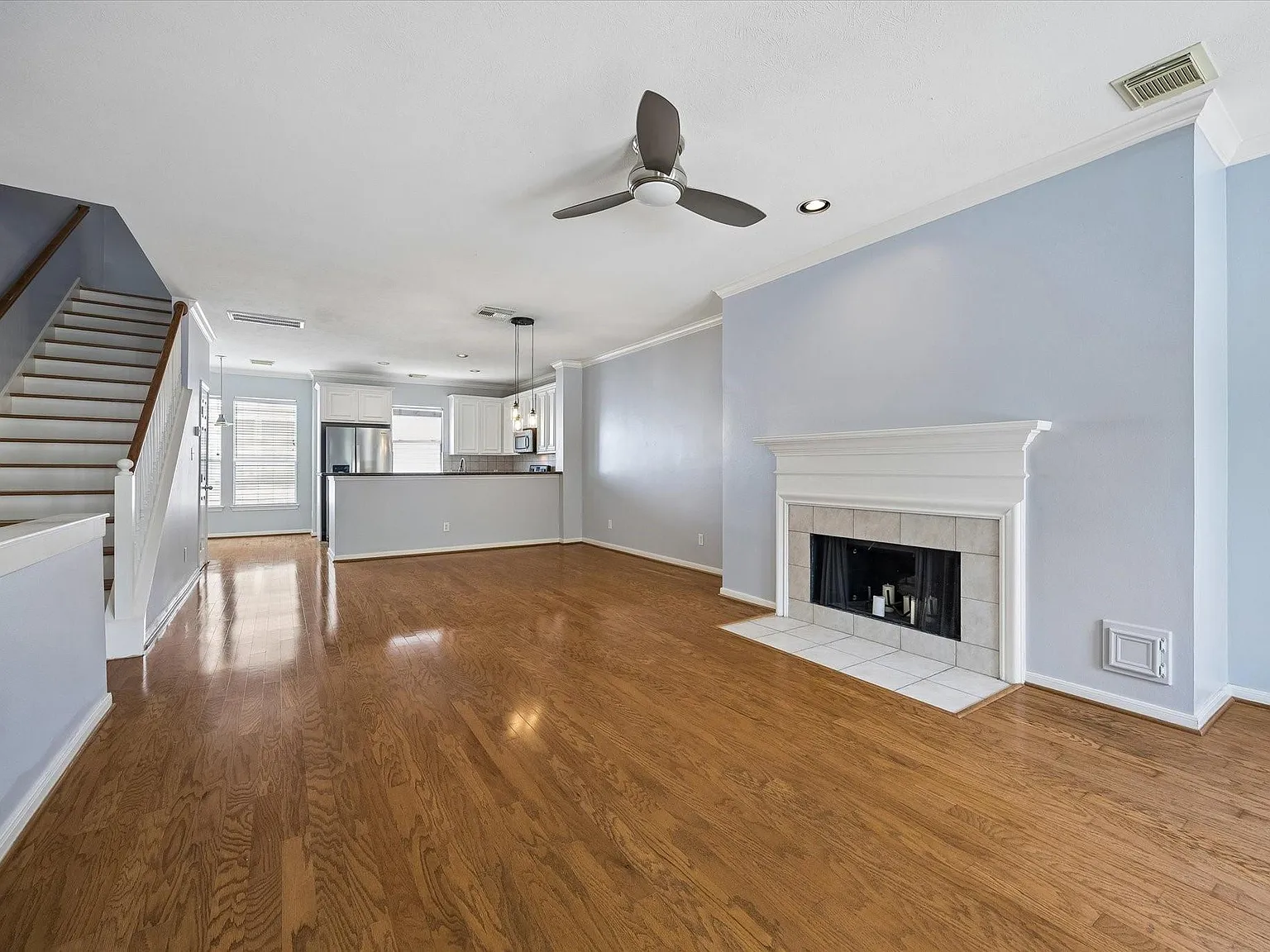 3 bed, 3.5 bath, 2020 sqft, $2,950 — Photo 3