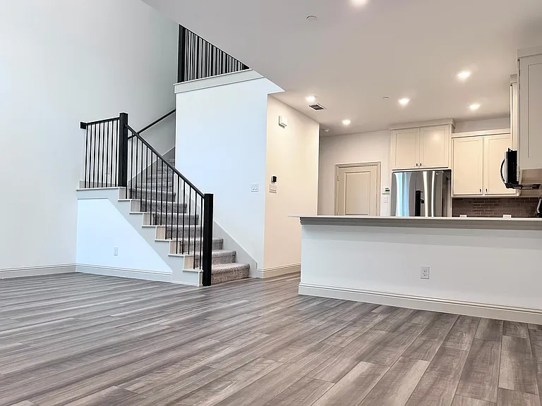 609 Friendswood Dr — Photo 3