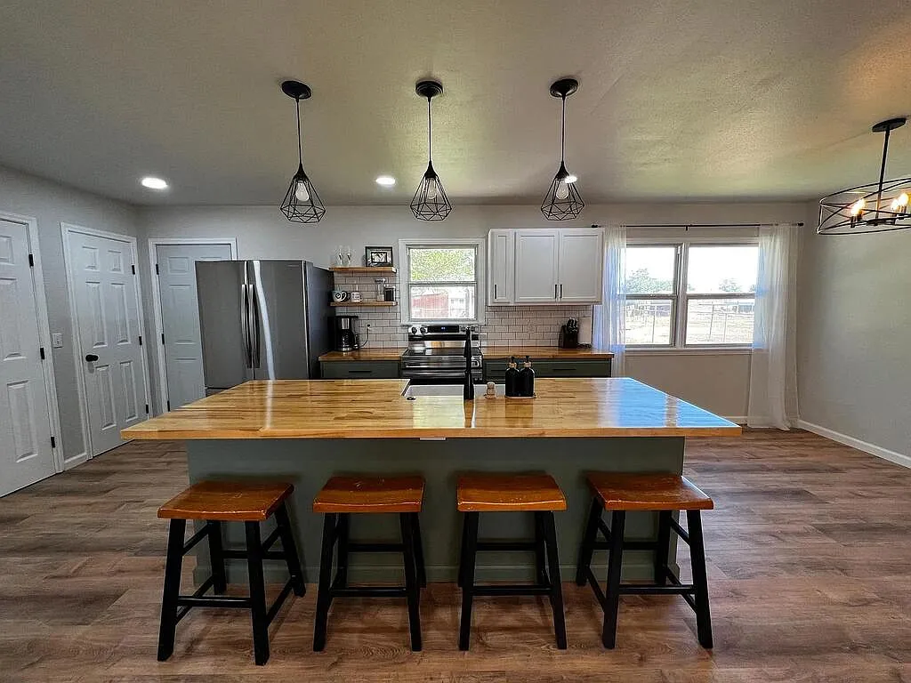 3 bed, 1.0 bath, 1201 sqft, $1,900 — Photo 4