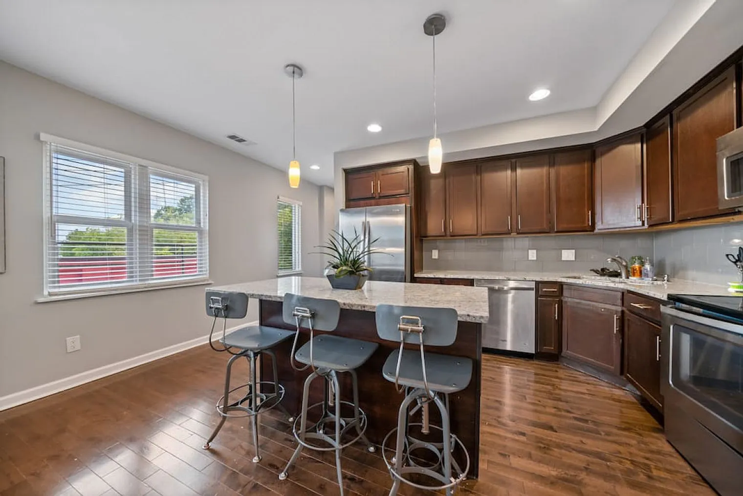 2 bed, 1.0 bath, 1076 sqft, $2,497 — Photo 3