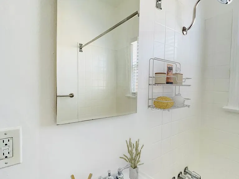 Chateau Los Feliz — Photo 18