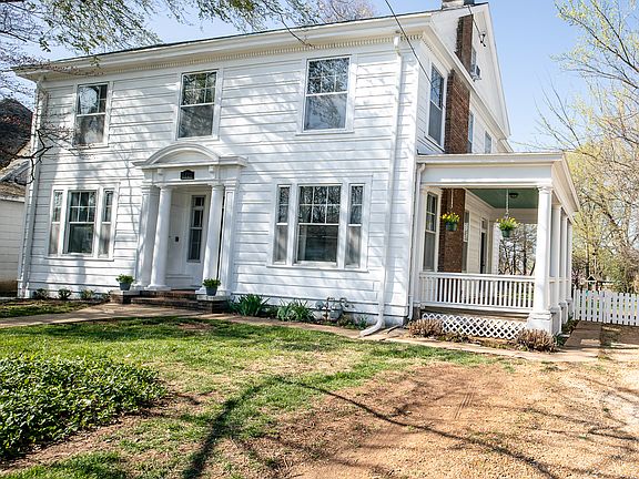 Just 2 blocks away from beers with friends at your local brewery