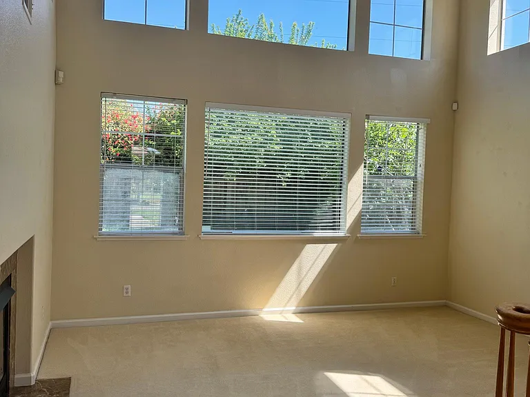 189 Clarence Way — Photo 3