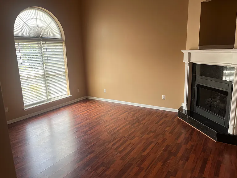 7825 Laurelton Dr — Photo 5