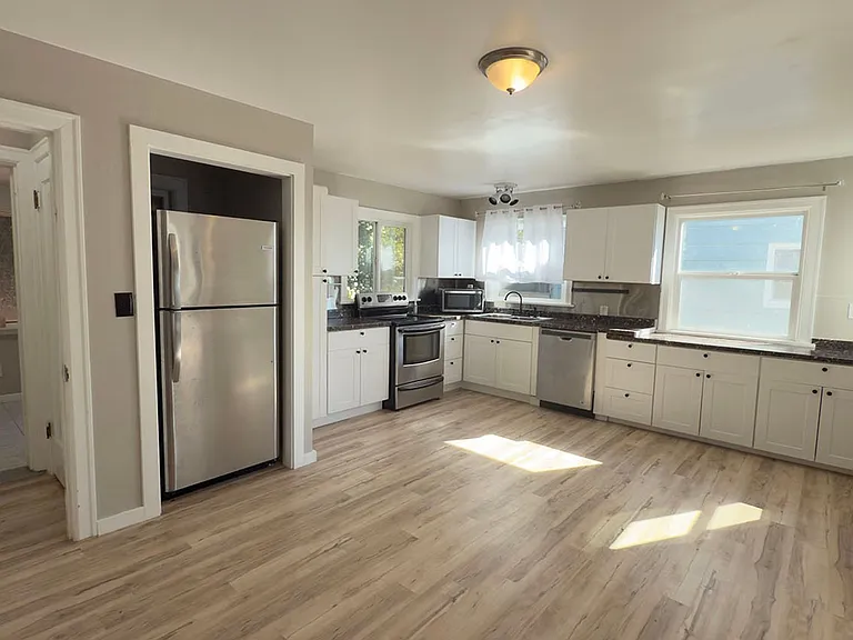 627 W Marine Dr — Photo 9