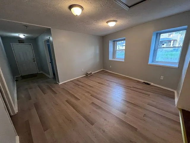 3 bed, 1000 sqft, $1,400 — Photo 3