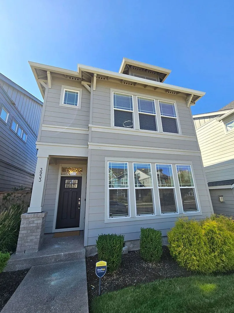 Charming 3BR Hillsboro Home with Green-Space Views & Fenced Yard — Photo 1