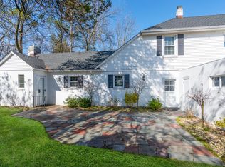 1011 Plandome Rd, Manhasset, NY 11030