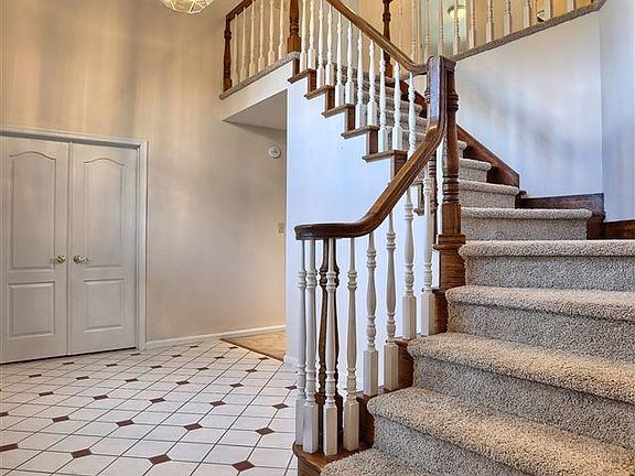 3rd image of 391 Burgoyne Dr