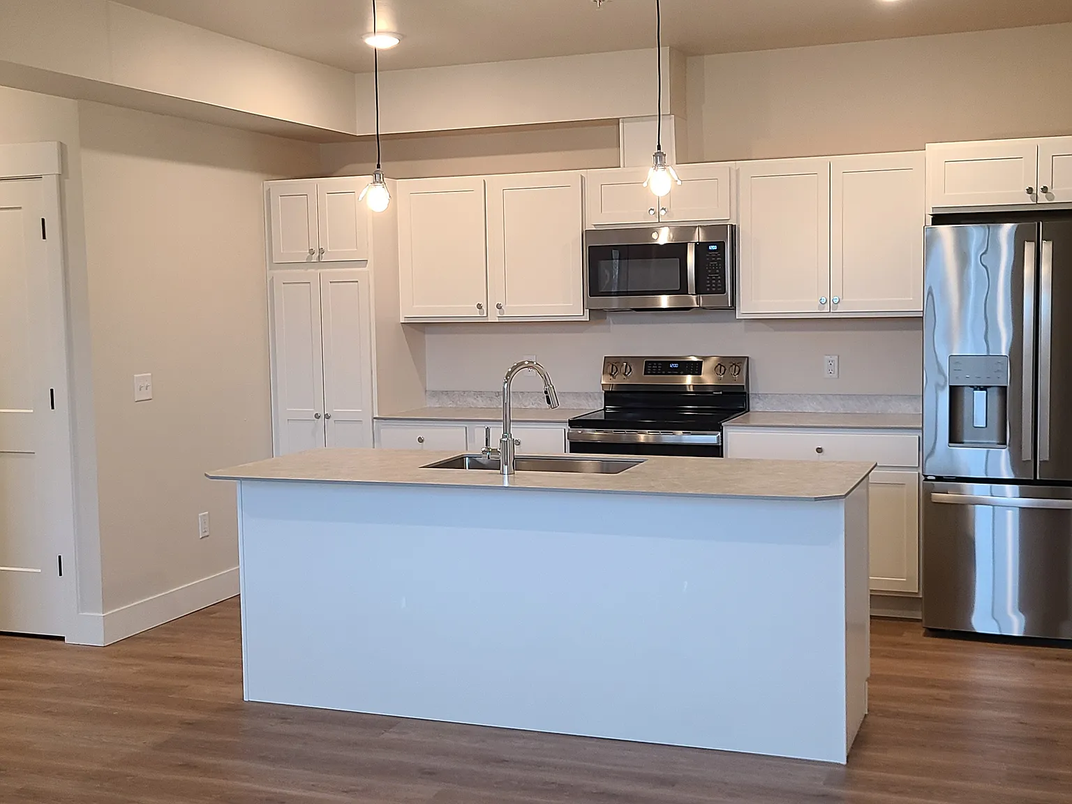 2 bed, 849 sqft, $1,900 — Photo 3