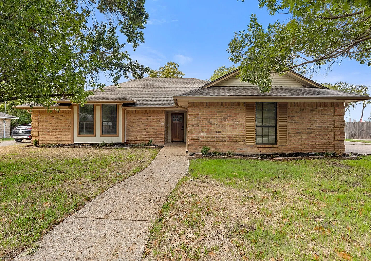 Great 3 Bedroom 2 Bath Home in Midway ISD with huge yard! — Photo 1