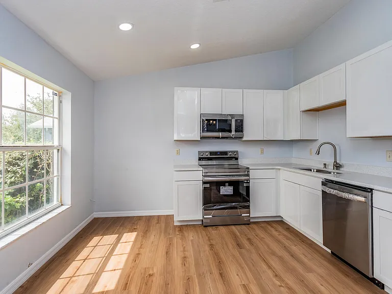 412 Meridian St — Photo 7