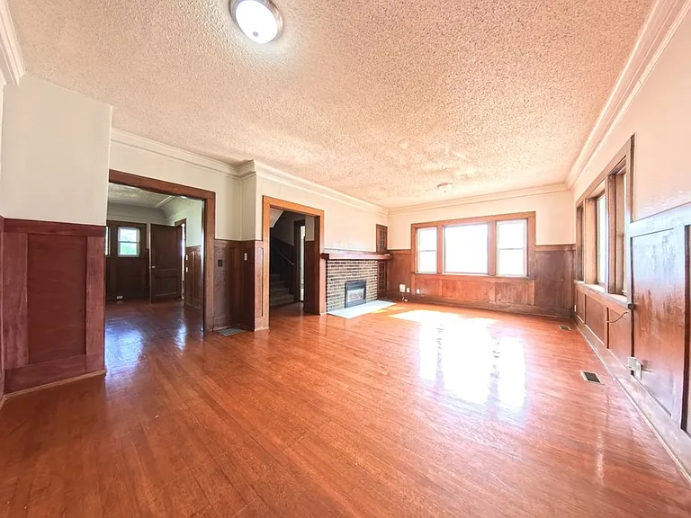 3303 University Ave — Photo 2
