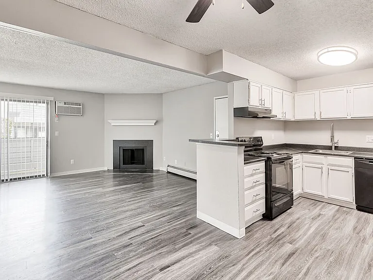 Miramar Apartments — Photo 2