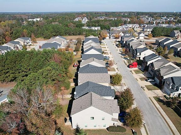 3rd image of 3045 Hendrick Dr