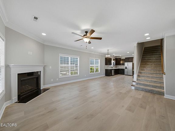 3rd image of 114 Hackberry St