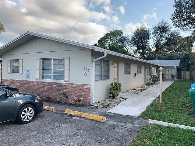 1st image of 716 SE 16th St