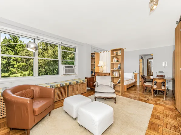 3935 Blackstone Avenue image 2 of 12